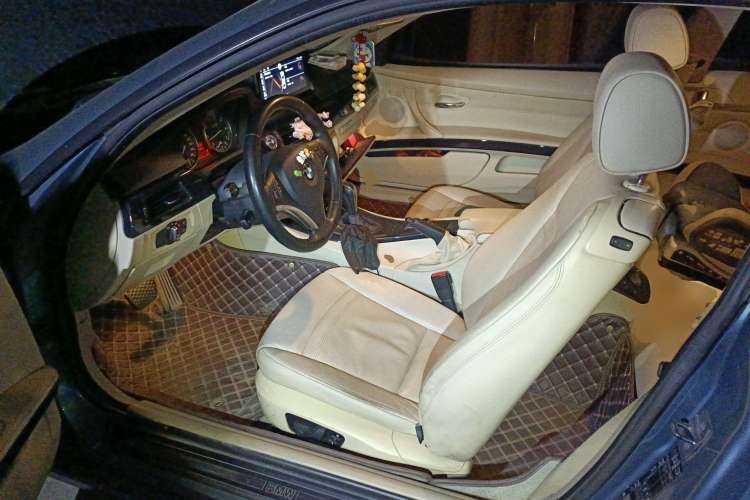 Used BMW 3 Series 2009 320i two-door coupe Driver Seat