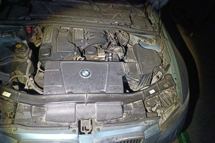 Used BMW 3 Series 2009 320i two-door coupe Engine Bay Left