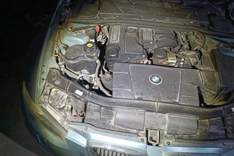 Used BMW 3 Series 2009 320i two-door coupe Engine Bay Right