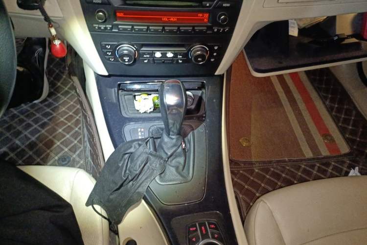 Used BMW 3 Series 2009 320i two-door coupe Gear Lever
