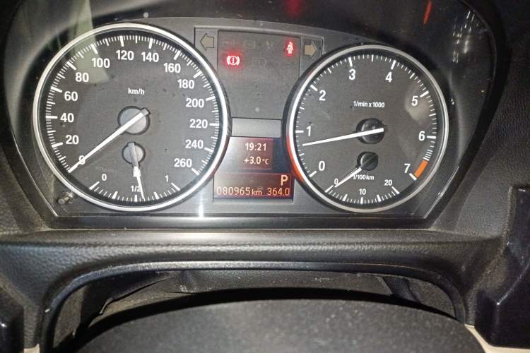 Used BMW 3 Series 2009 320i two-door coupe Odometer Close Up