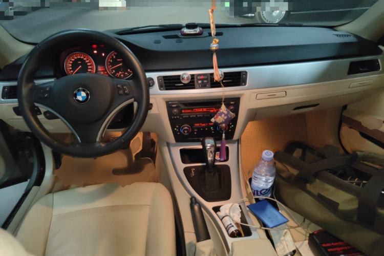 Used BMW 3 Series 2009 325i two-door coupe Center Console