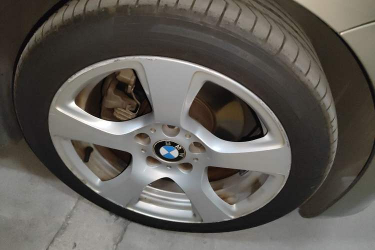 Used BMW 3 Series 2009 325i two-door coupe Right Front Wheel Hub