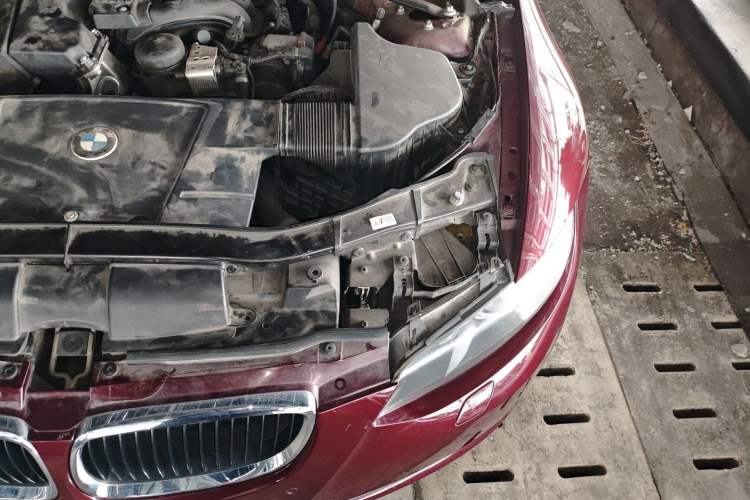 Used BMW 3 Series 2009 320i two-door coupe Engine Bay Left