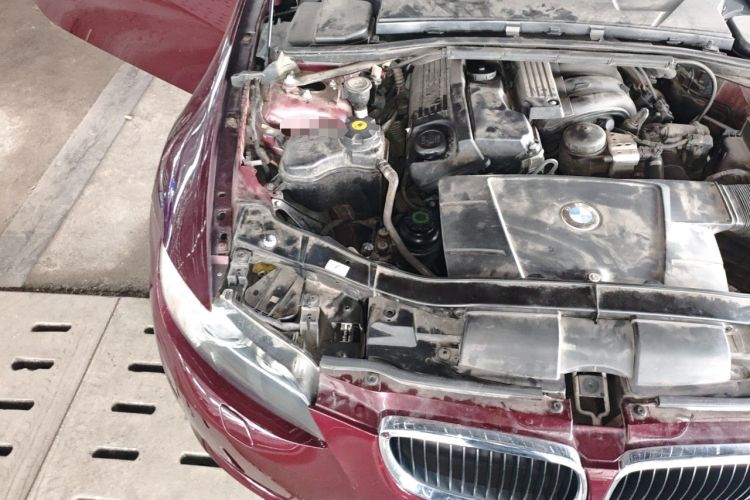 Used BMW 3 Series 2009 320i two-door coupe Engine Bay Right