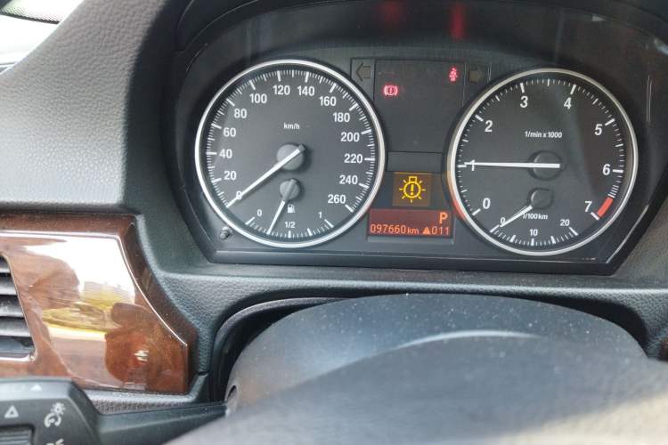 Used BMW 3 Series 2009 320i Luxury Edition Odometer Close Up