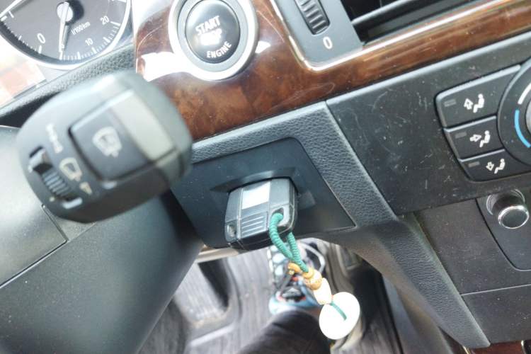 Used BMW 3 Series 2009 320i Luxury Edition Vehicle Key