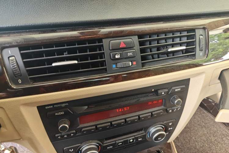 Used BMW 3 Series 2009 320i Sport Edition Audio And AC Panel