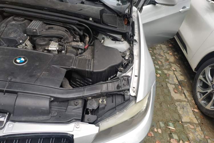 Used BMW 3 Series 2009 320i Sport Edition Engine Bay Left