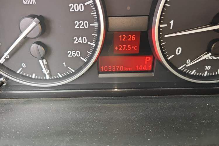 Used BMW 3 Series 2009 320i Luxury Edition Odometer Close Up