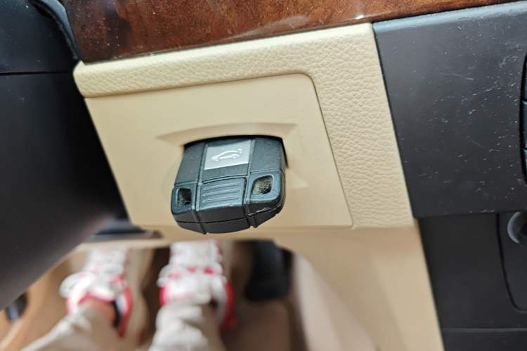 Used BMW 3 Series 2009 320i Luxury Edition Vehicle Key