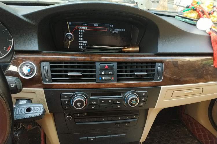Used BMW 3 Series 2009 320i Luxury Edition Audio And AC Panel