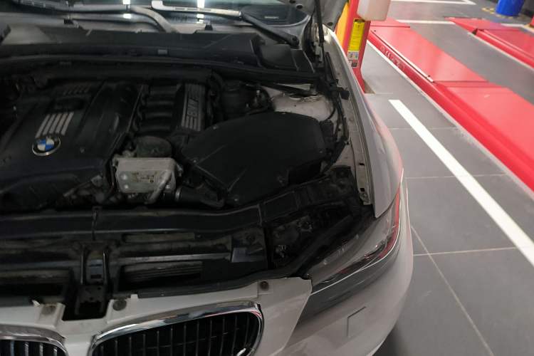 Used BMW 3 Series 2009 325i Sport Edition Engine Bay Left
