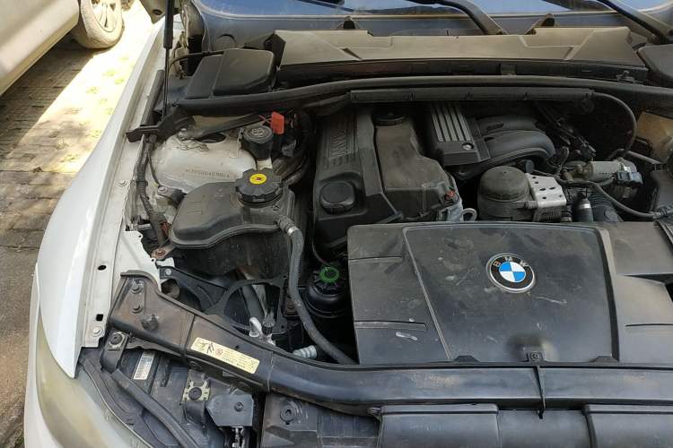 Used BMW 3 Series 2009 320i Luxury Edition Engine Bay Right