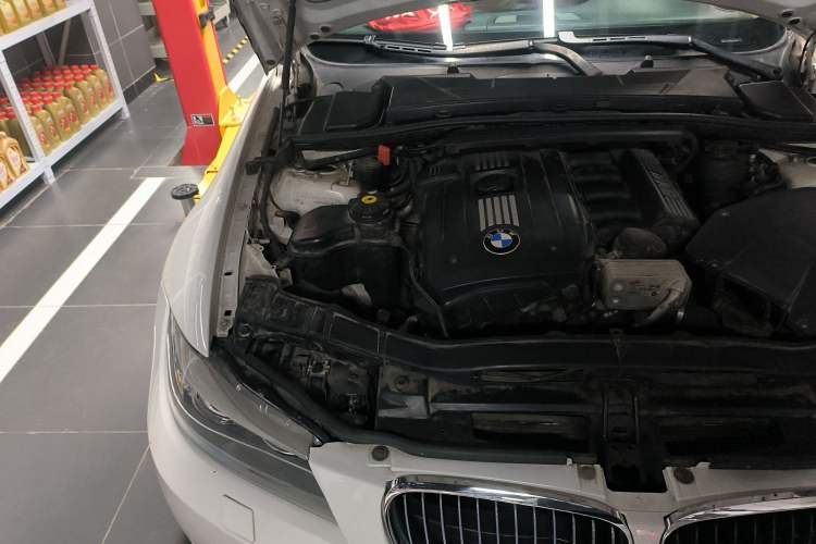 Used BMW 3 Series 2009 325i Sport Edition Engine Bay Right