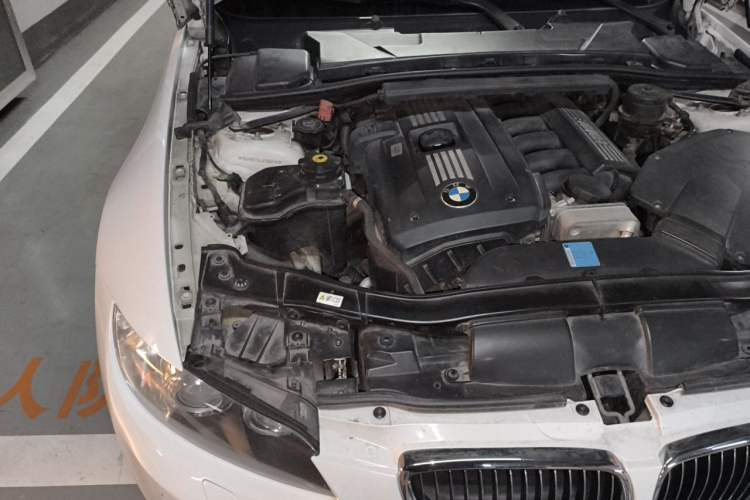 Used BMW 3 Series 2009 330i two-door coupe Engine Bay Right