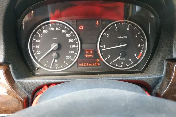 Used BMW 3 Series 2009 320i Luxury Edition Odometer Close Up