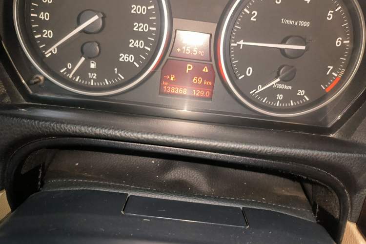 Used BMW 3 Series 2009 325i Sport Edition Odometer Close Up
