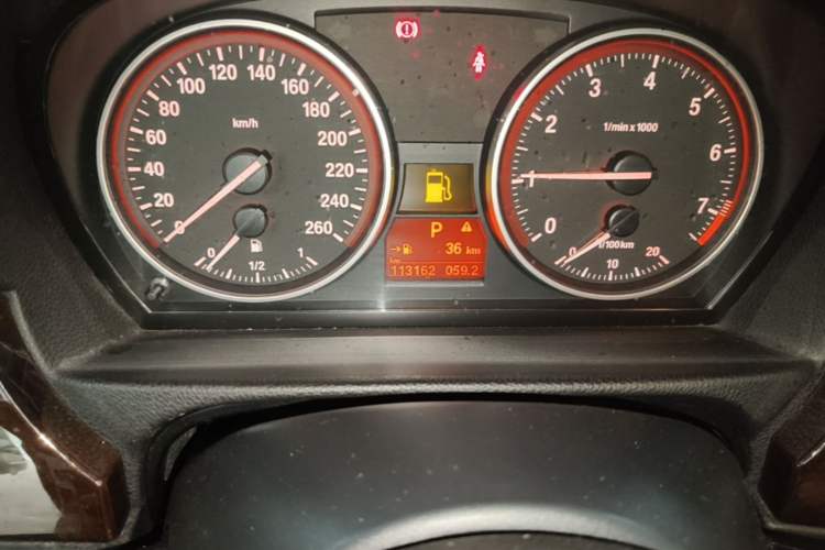 Used BMW 3 Series 2009 325i Luxury Edition Odometer Close Up