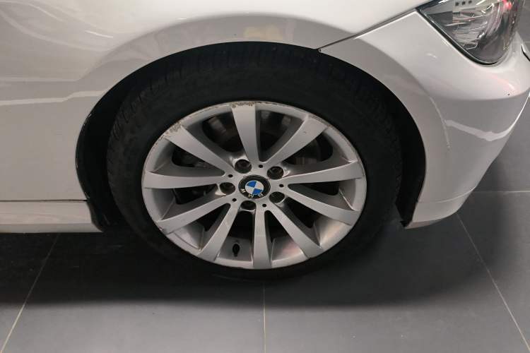 Used BMW 3 Series 2009 325i Sport Edition Right Front Wheel Hub