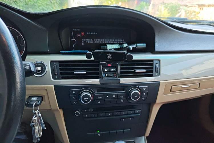 Used BMW 3 Series 2010 320i Luxury Model Audio And AC Panel