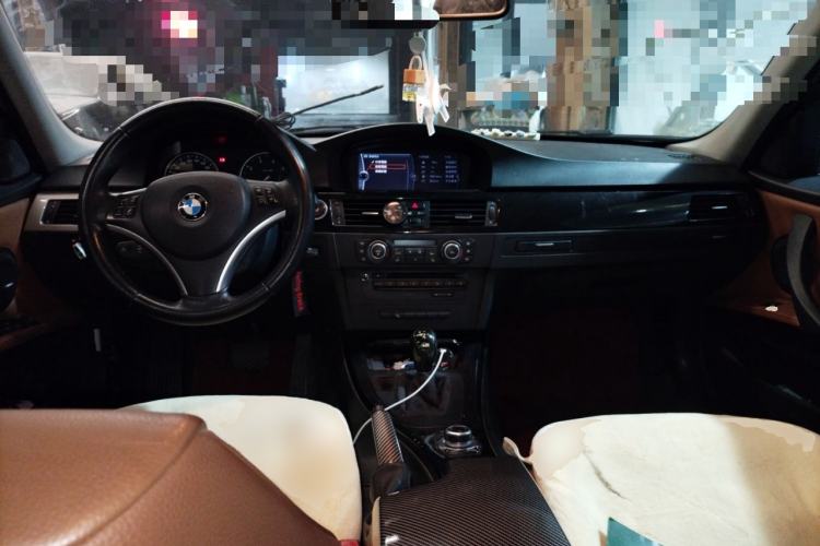 Used BMW 3 Series 2010 320i Luxury Model Center Console