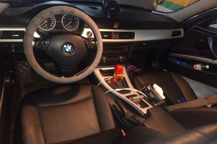 Used BMW 3 Series 2010 320i Luxury Model Center Console