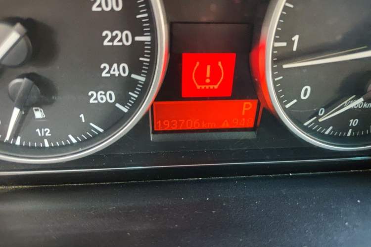 Used BMW 3 Series 2010 320i Luxury Model Odometer Close Up