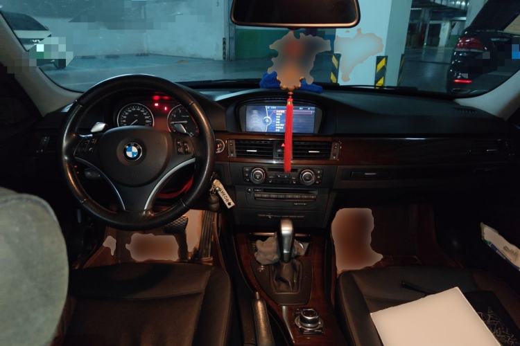 Used BMW 3 Series 2010 325i Luxury Model Center Console