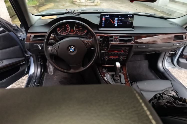 Used BMW 3 Series 2010 320i Luxury Model Center Console