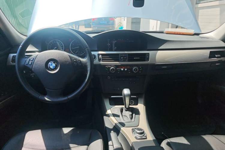 Used BMW 3 Series 2010 320i Luxury Model Center Console
