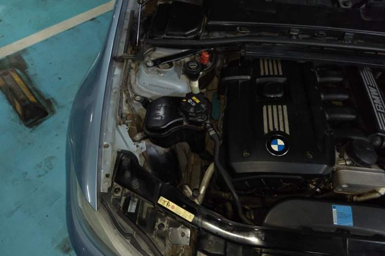 Used BMW 3 Series 2010 325i Luxury Model Engine Bay Right