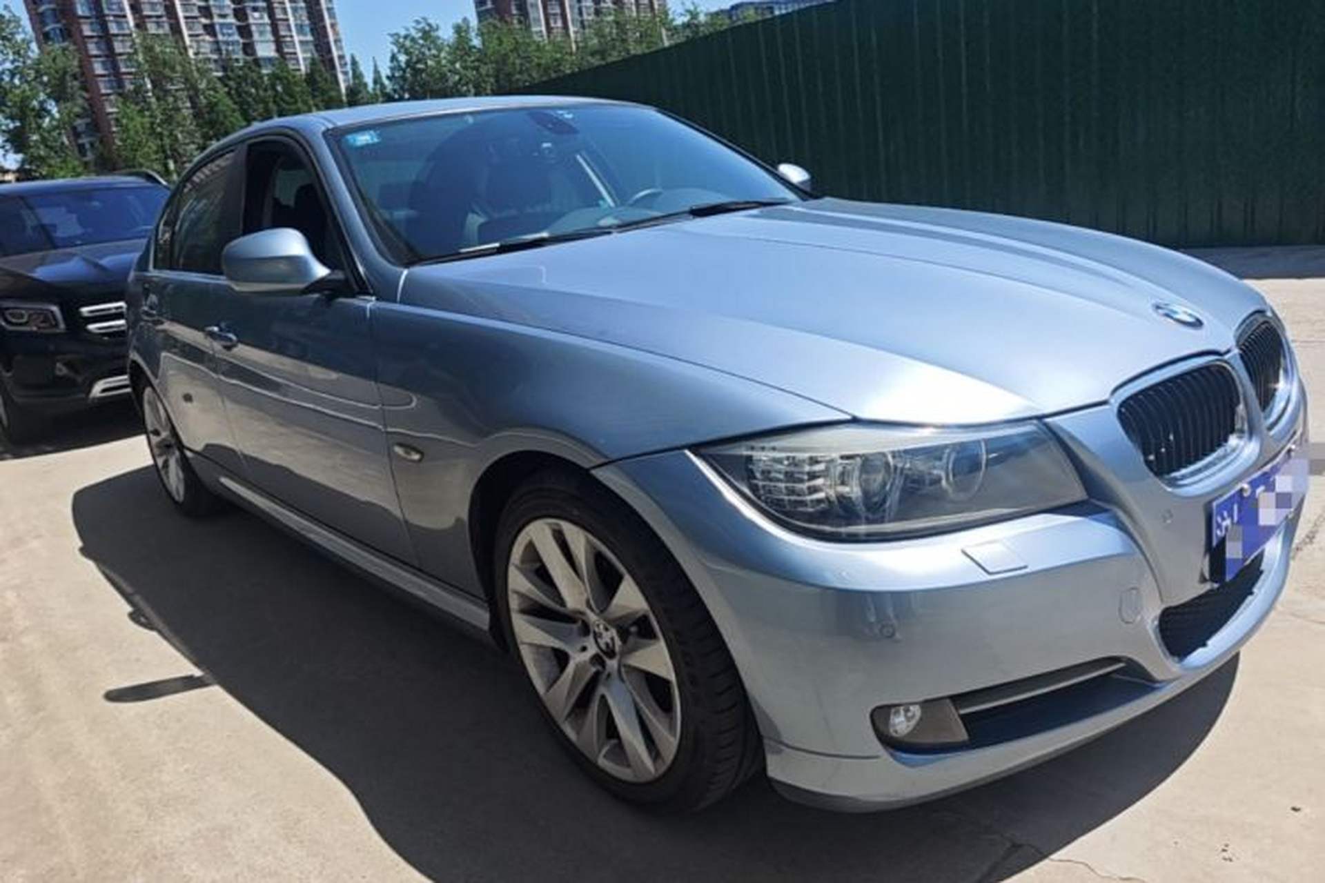 Used BMW 3 Series 2010 320i Luxury Model Front Right 45 Deg
