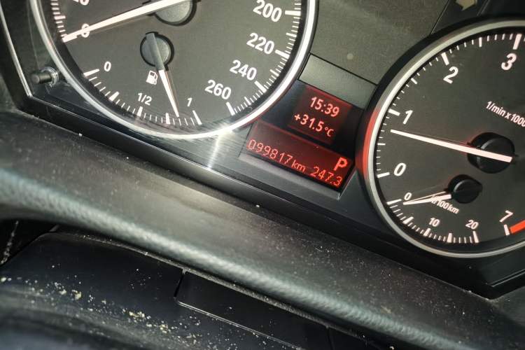 Used BMW 3 Series 2010 320i Luxury Model Odometer Close Up