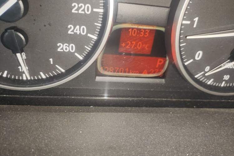 Used BMW 3 Series 2010 320i Luxury Edition Odometer Close Up
