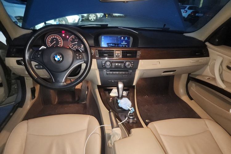 Used BMW 3 Series 2010 325i Luxury Model Center Console