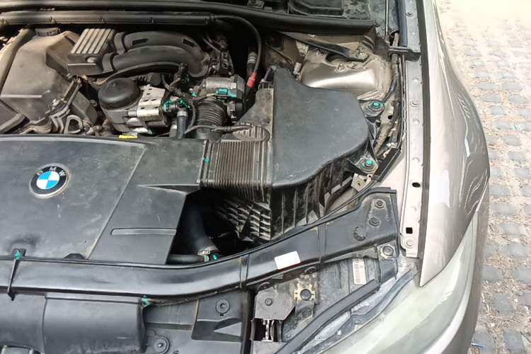 Used BMW 3 Series 2010 320i Sport Edition Engine Bay Left