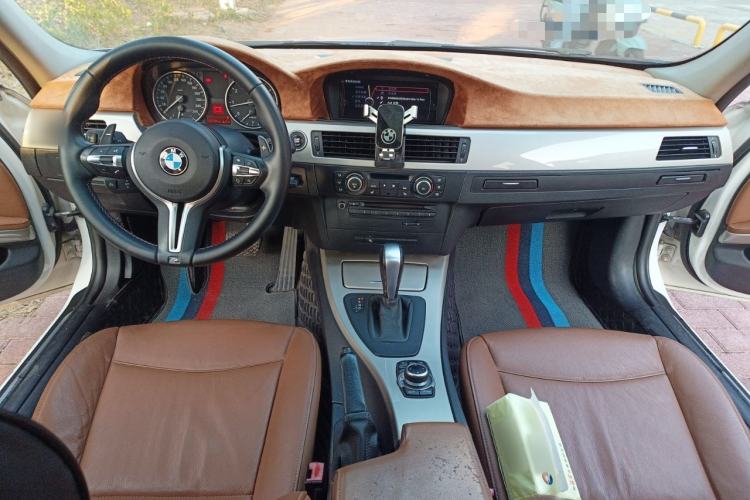Used BMW 3 Series 2010 320i Luxury Model Center Console