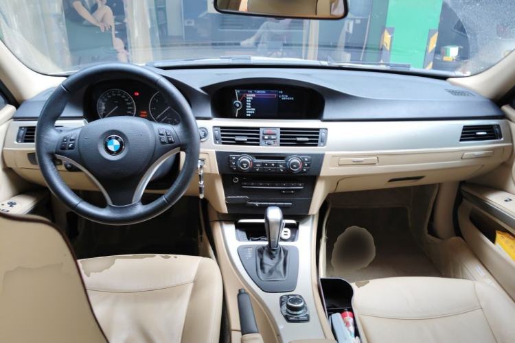Used BMW 3 Series 2010 320i Luxury Model Center Console