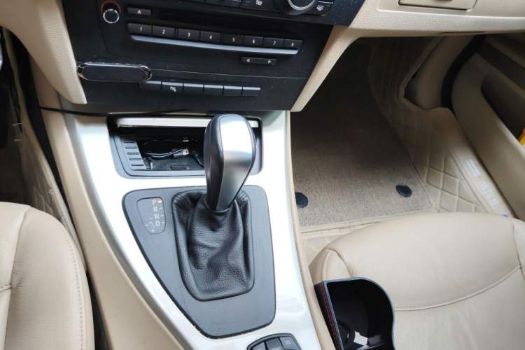 Used BMW 3 Series 2010 320i Luxury Model Gear Lever