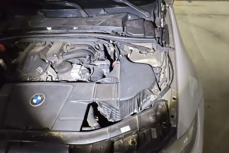 Used BMW 3 Series 2010 320i Sport Edition Engine Bay Left