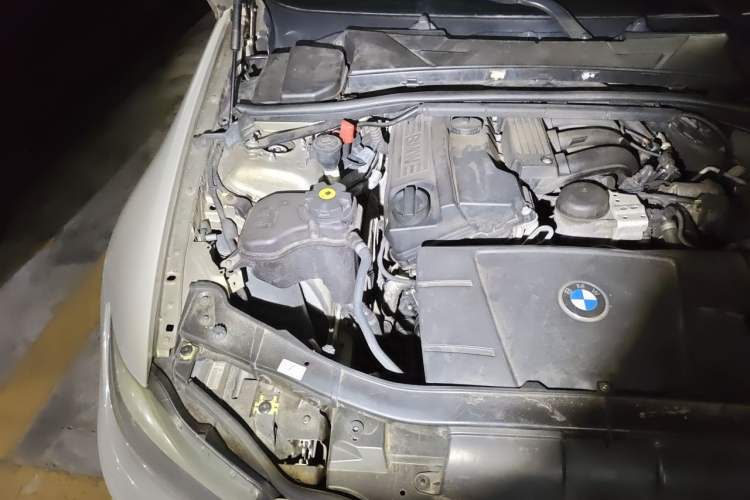 Used BMW 3 Series 2010 320i Sport Edition Engine Bay Right