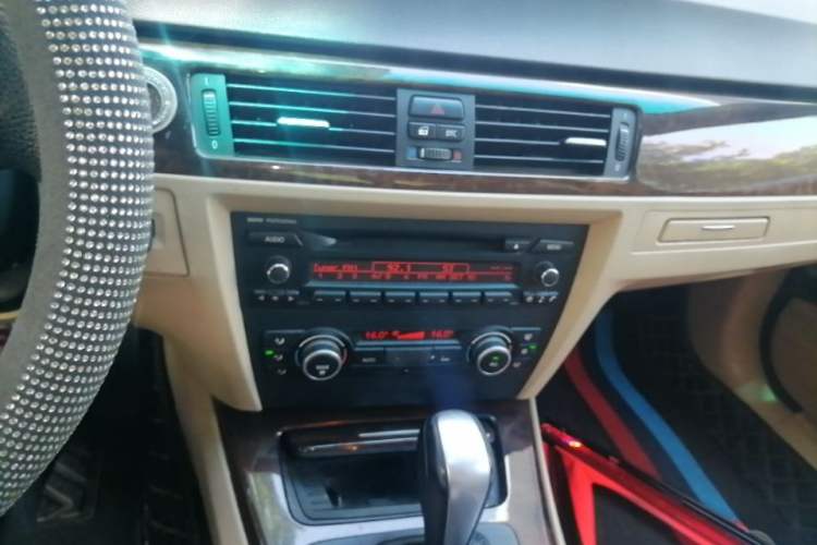 Used BMW 3 Series 2010 320i Luxury Model Audio And AC Panel