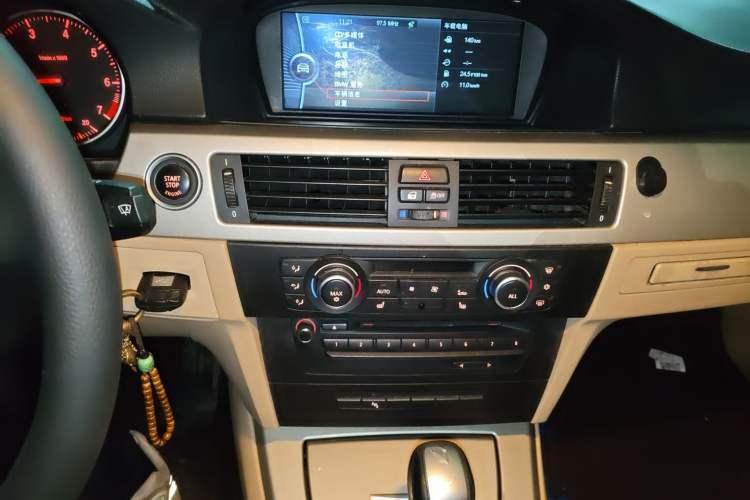 Used BMW 3 Series 2010 320i Luxury Model Audio And AC Panel