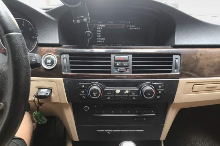 Used BMW 3 Series 2010 320i Luxury Model Audio And AC Panel