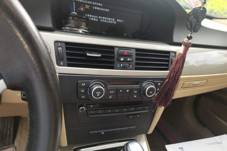 Used BMW 3 Series 2010 320i Luxury Model Audio And AC Panel