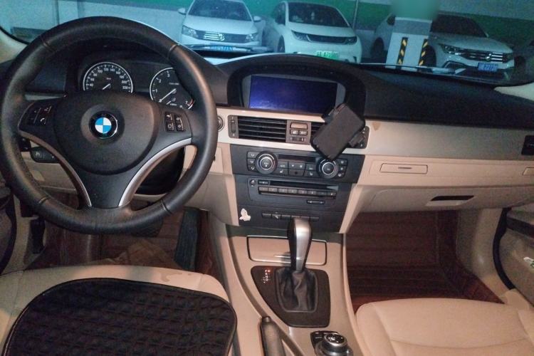 Used BMW 3 Series 2010 320i Luxury Model Center Console