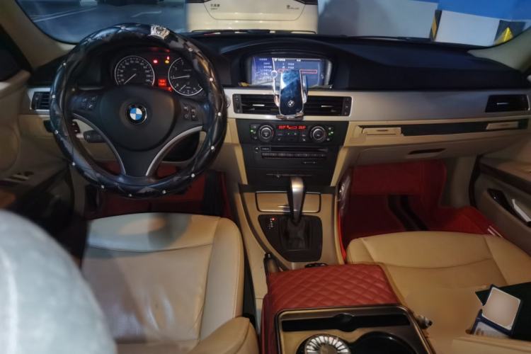 Used BMW 3 Series 2010 320i Luxury Model Center Console