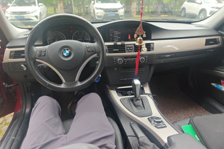 Used BMW 3 Series 2010 320i Luxury Model Center Console