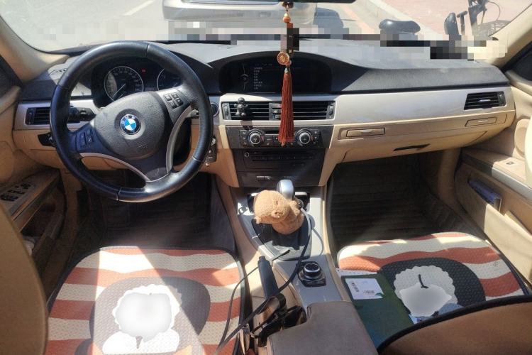 Used BMW 3 Series 2010 320i Luxury Model Center Console